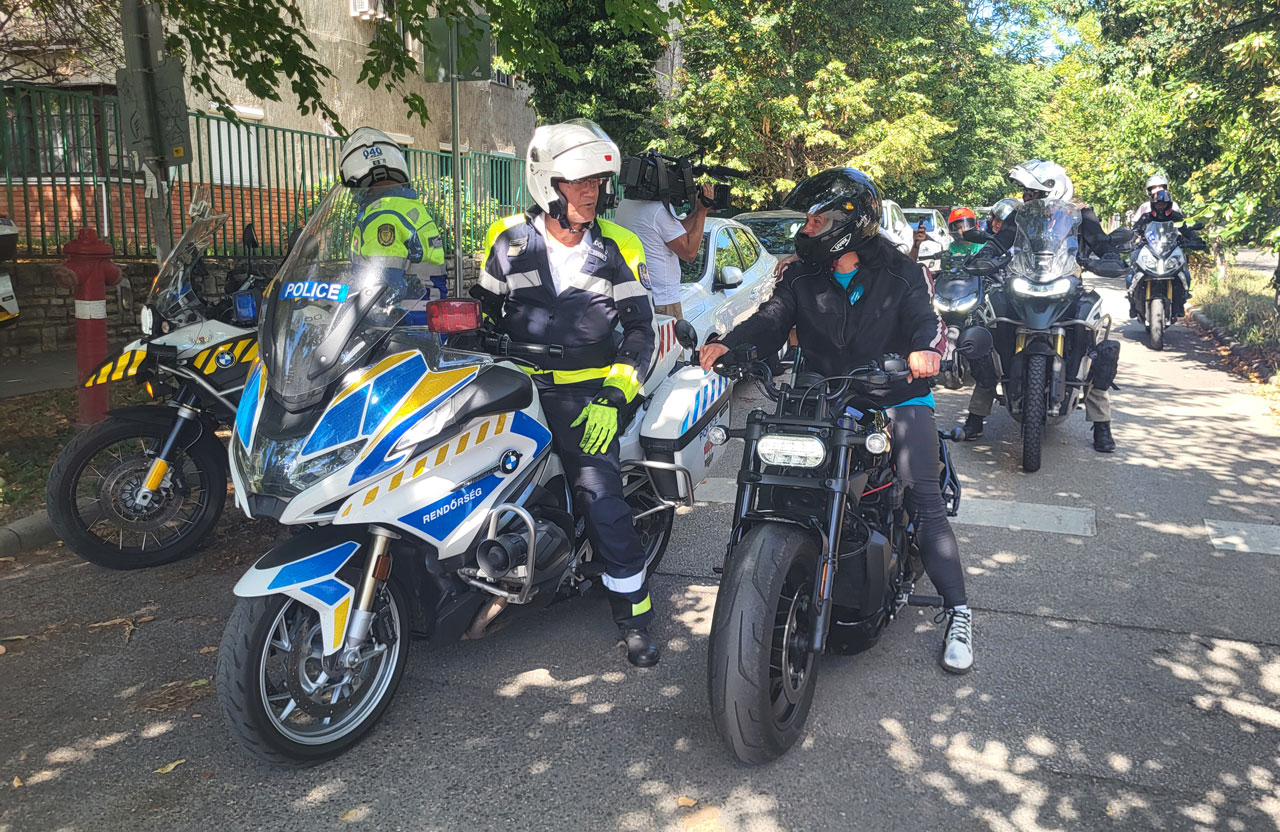 36-petos-motorozas.jpg
