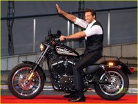 Hugh-Jackman-Motorcycle-Man-hugh-jackman-8069916-1222-923.jpg