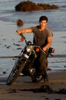 taylor-lautner-motorcycle-beach-photoshoot-09-682x1024.jpg