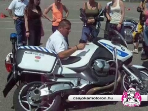 Motorkerékpár felállítási gyakorlat a Csajok a motoron 10. Jubileumi vezetéstechnikai tréningjén