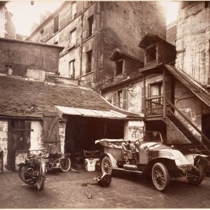 Eugcne_Atget,_Cour,_7_rue_de_Valence,_1922