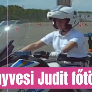 Fenyvesi Judit c. r. főtörzsörmester bemutatja a motoros vezetéstechnikai pályát