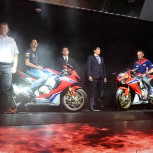 Intermot 2016 - 17YM CBR1000RR Fireblade SP/SP2 and 17YM CB1100 EX/RS