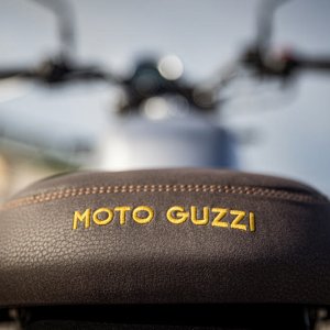 moto-guzzi-V7-Stone-Centenario-2021-16