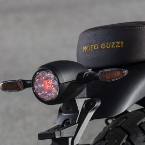 moto-guzzi-V9-Bobber-Centenario-2021-20