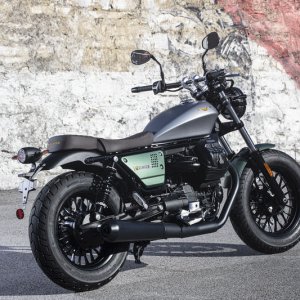 moto-guzzi-V9-Bobber-Centenario-2021-22