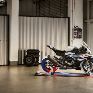 BMW-S1000RR-2023-40