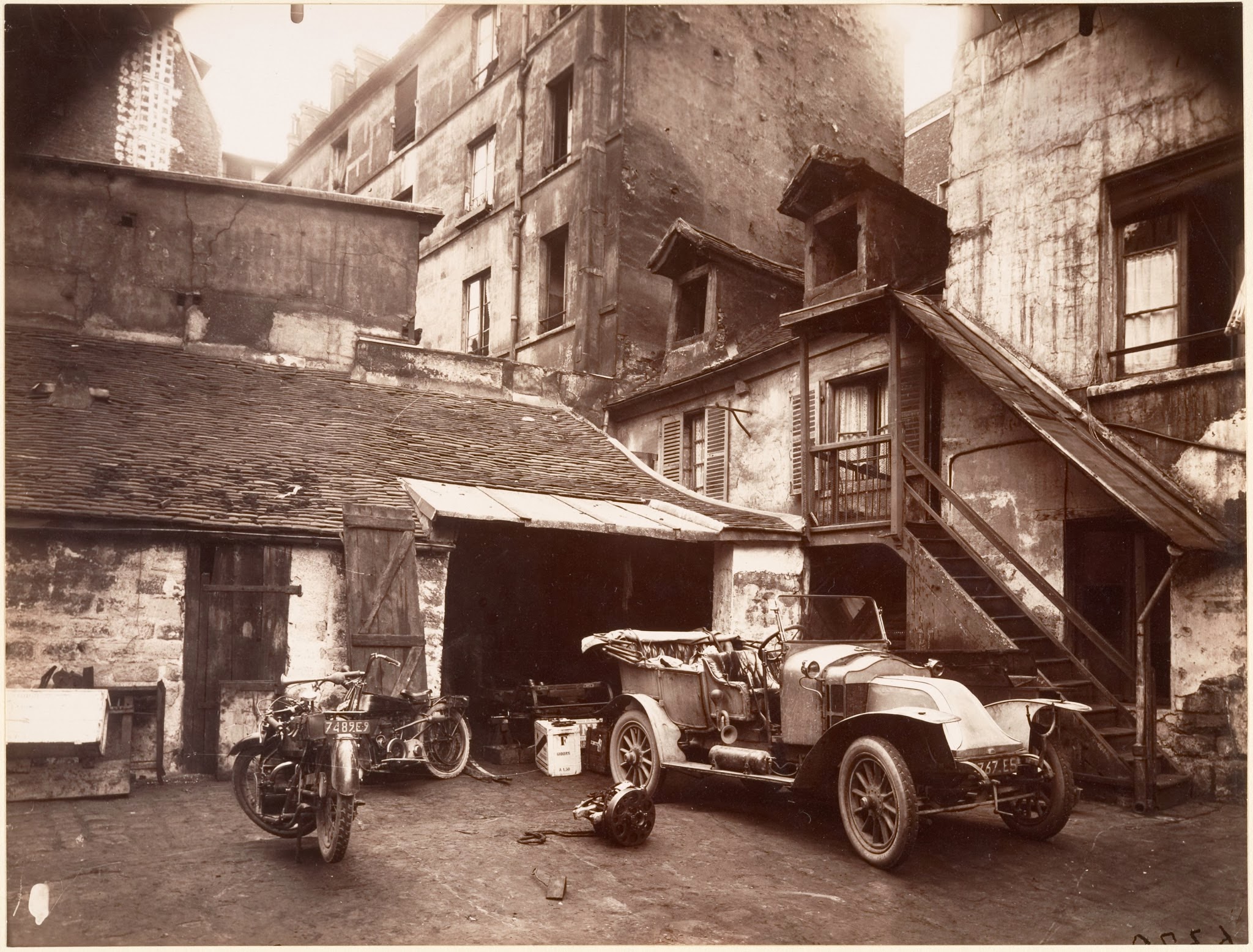 Eugcne_Atget,_Cour,_7_rue_de_Valence,_1922