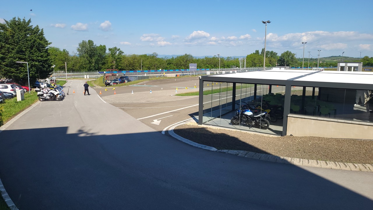 ingyenes-Vezetestechnikai-Trening-a-Hungaroring-Driving-Centerben-05.jpg