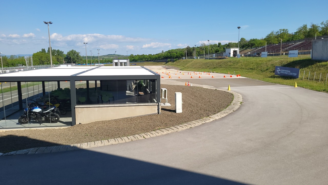 ingyenes-Vezetestechnikai-Trening-a-Hungaroring-Driving-Centerben-06.jpg