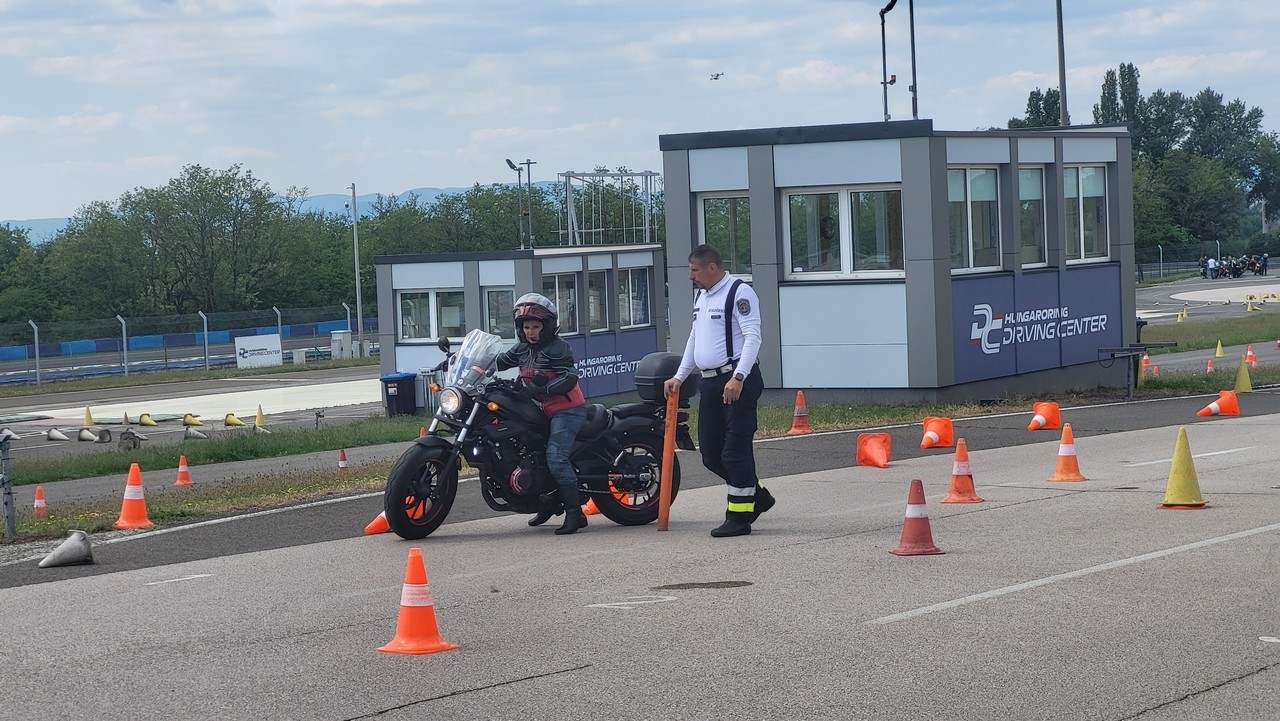 ingyenes-Vezetestechnikai-Trening-a-Hungaroring-Driving-Centerben-24.jpg