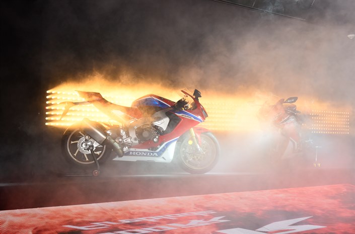 Intermot 2016 - 17YM CBR1000RR Fireblade SP/SP2 and 17YM CB1100 EX/RS