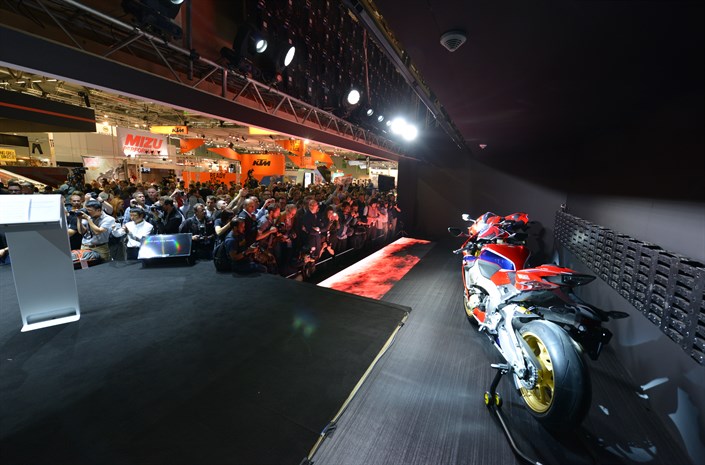 Intermot 2016 - 17YM CBR1000RR Fireblade SP/SP2 and 17YM CB1100 EX/RS
