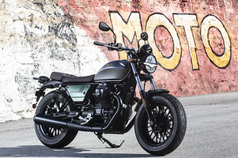 moto-guzzi-V9-Bobber-Centenario-2021-17