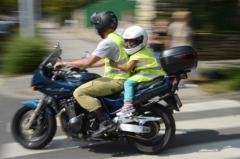 Motorozni vittk a Nemzetkzi Pet Intzet lakit